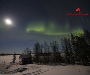 Aurora-Borealis-and-moon-Yellowknife-Vacations