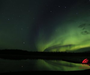 Aurora-Borealis-by-the-lake-Yellowknife-Vacations