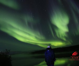Aurora-Reflection-on-the-lake-Yellowknife-Vacations