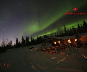 Aurora-above-the-cabin-Yellowknife-Vacations