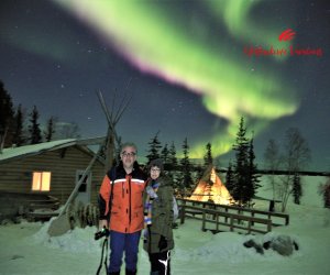 Couple-under-northern-lights-yellowknife-vacations