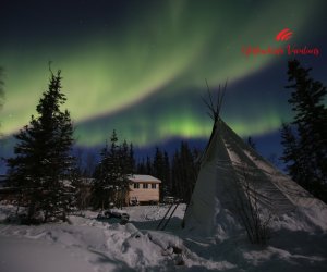 Moon-Light-tipi-and-aurora-borealis-Yellowknife-Vacations