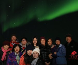 Northern-lights-tour-group-Yellowknife-Vacations