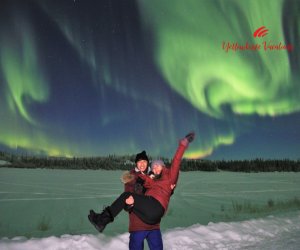 happy-moment-northern-lights-yellowknife-vacations